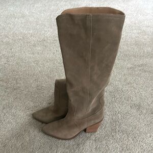 NWOT Blondo waterproof suede wrangle boot. The color is taupe.